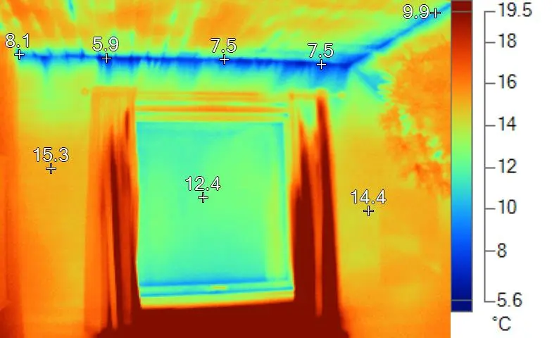 Termografibillede, der viser kolde zoner i blåt ved loft og vindue