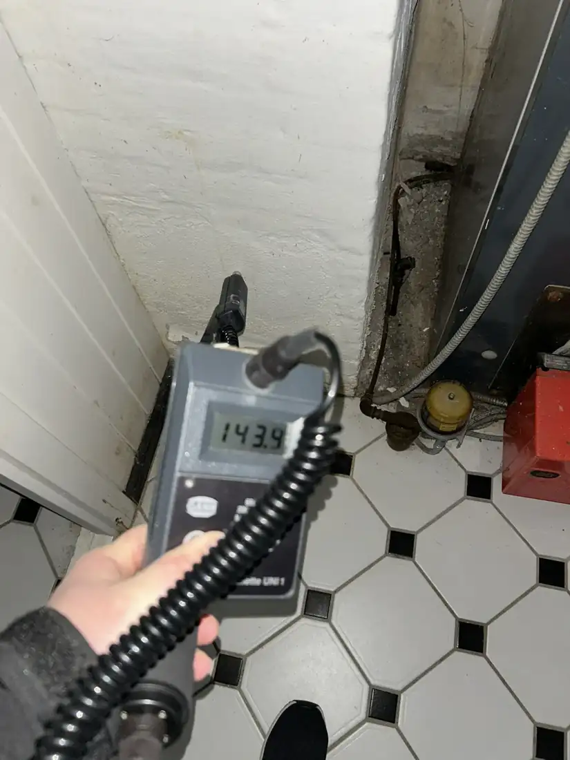 Fugtmåling på en kældervæg