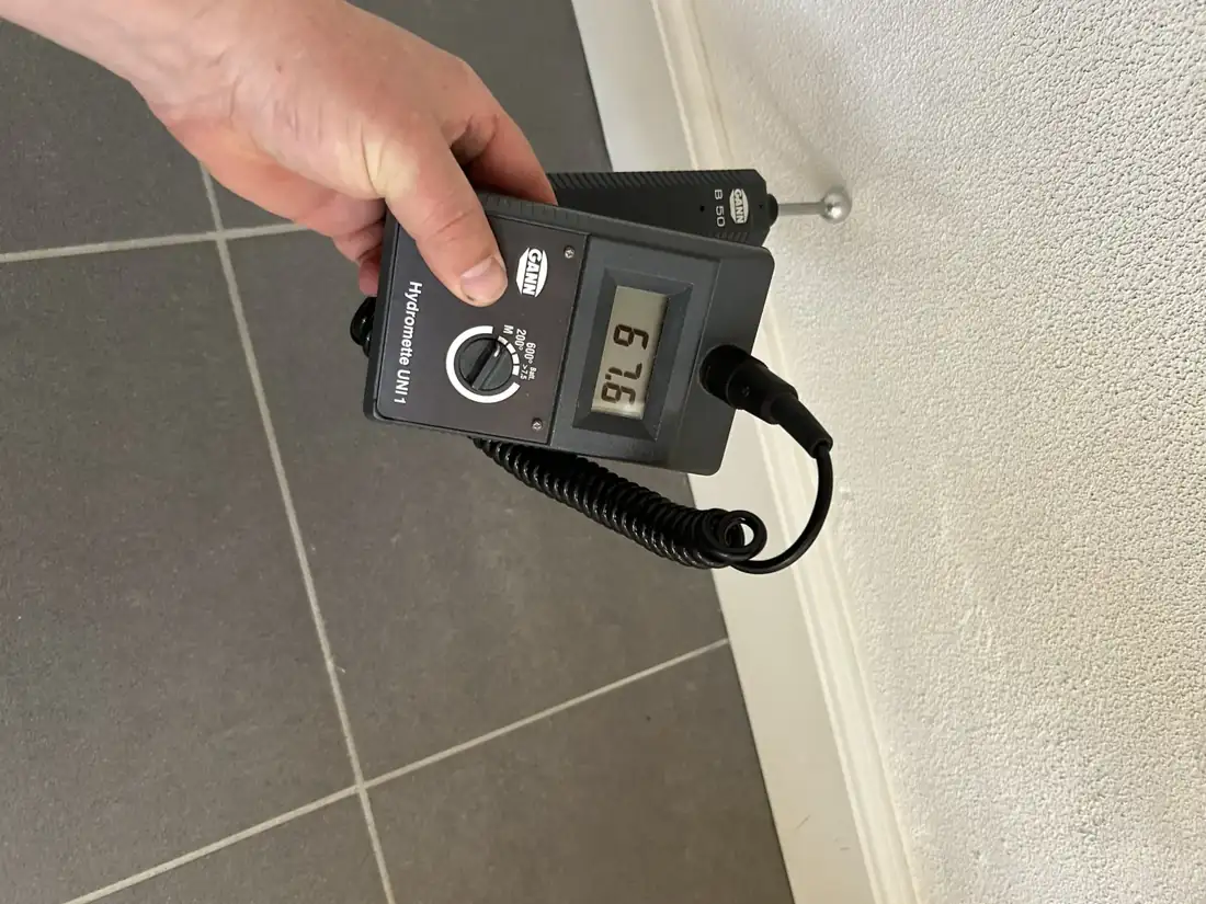 Fugtmåling nederst på en væg ved flisegulv