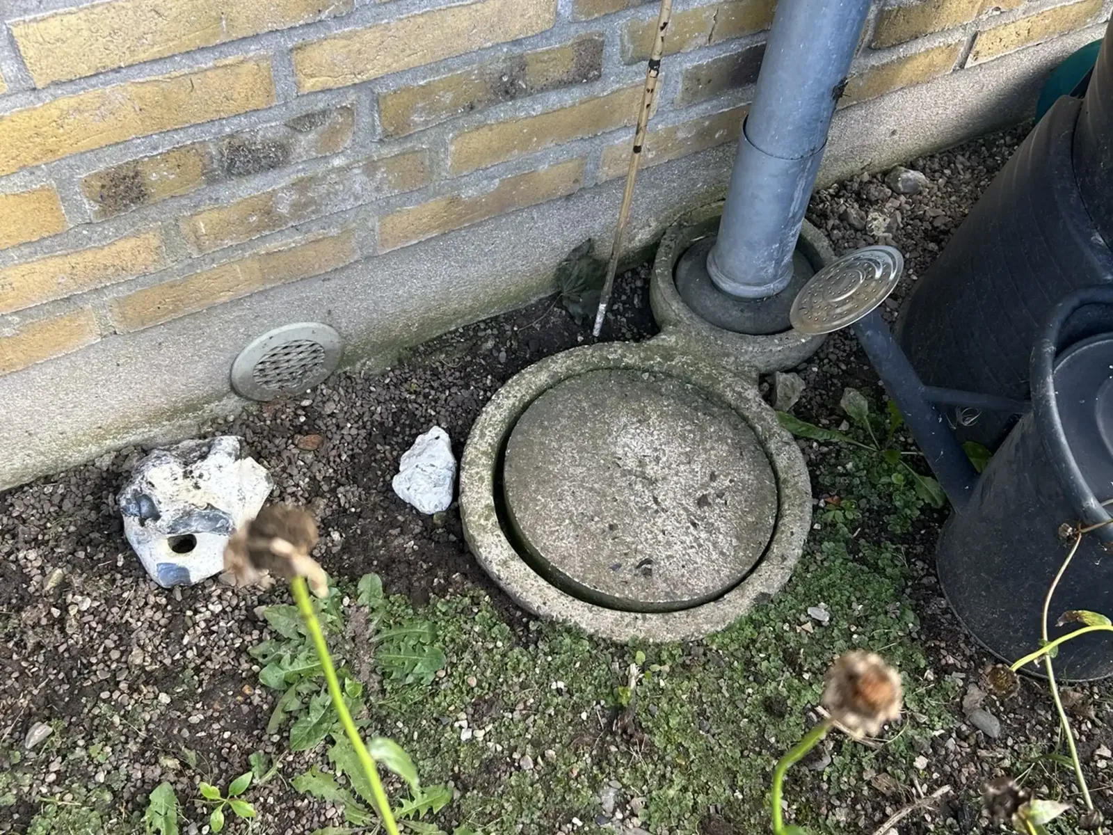 Tilstoppet nedløbsbrønd ved fundament gav fugt i konstruktionen